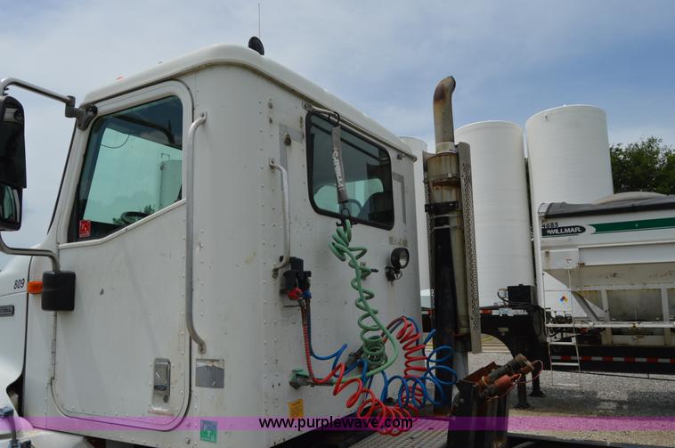 image for item H2779 2000 International 9100i semi truck