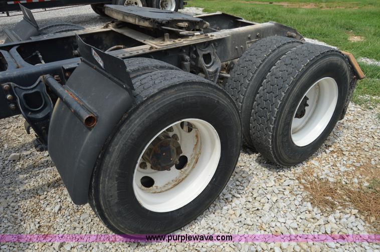 image for item H2779 2000 International 9100i semi truck