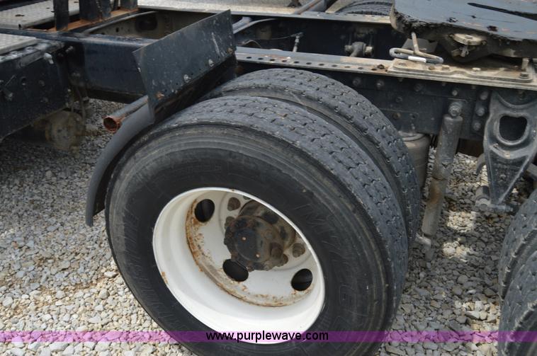 image for item H2779 2000 International 9100i semi truck