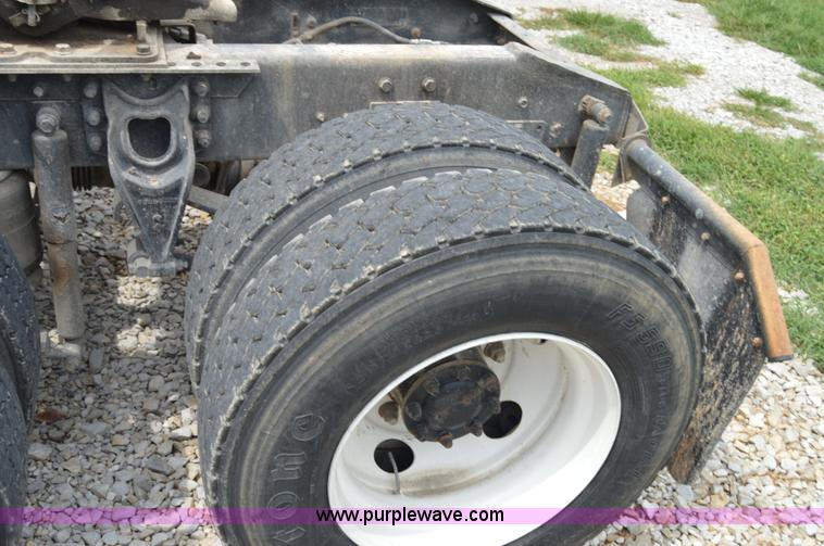 image for item H2779 2000 International 9100i semi truck