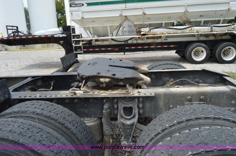 image for item H2779 2000 International 9100i semi truck