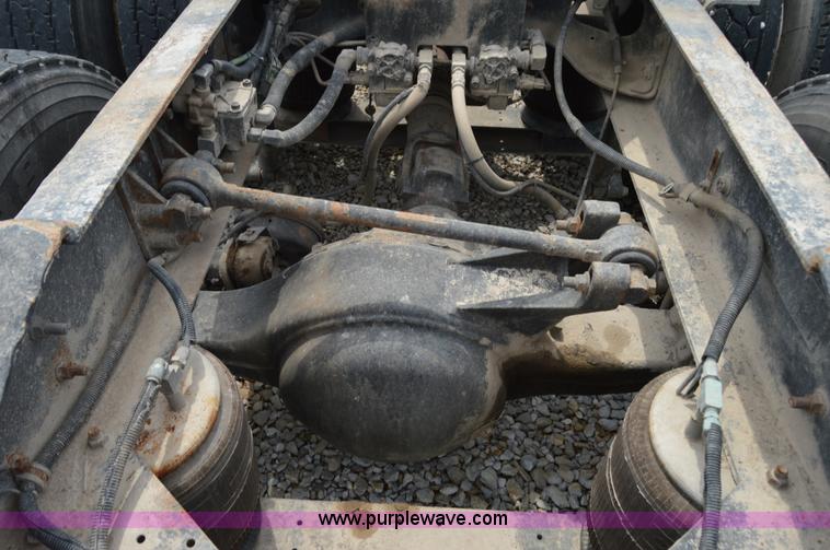 image for item H2779 2000 International 9100i semi truck