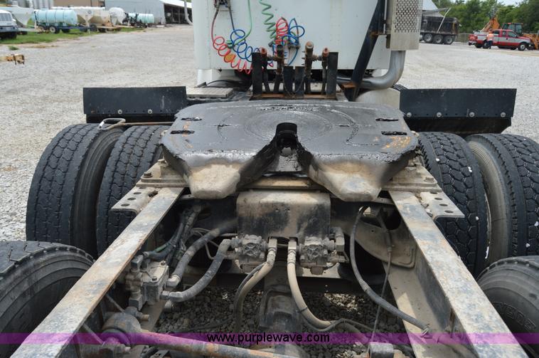 image for item H2779 2000 International 9100i semi truck