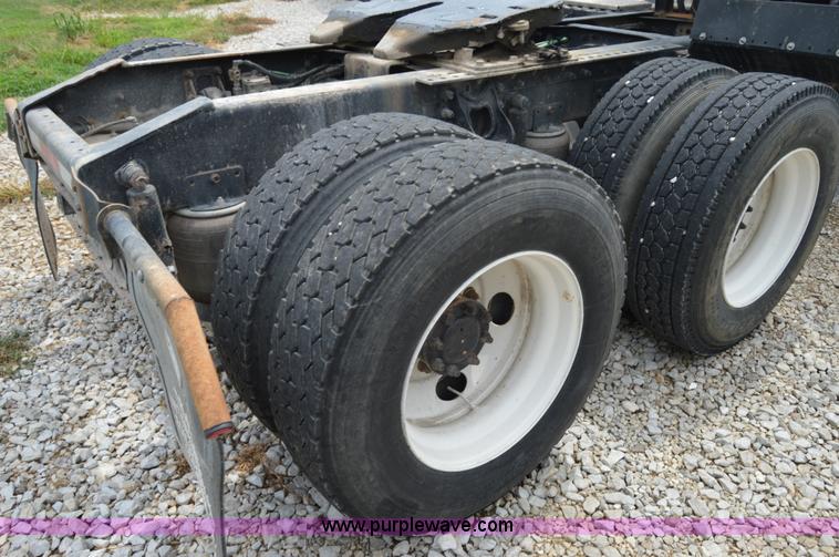 image for item H2779 2000 International 9100i semi truck