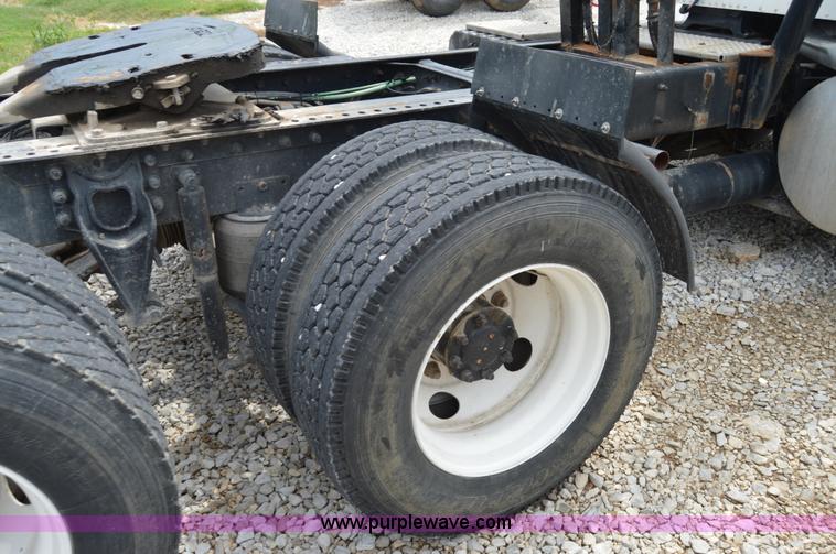 image for item H2779 2000 International 9100i semi truck