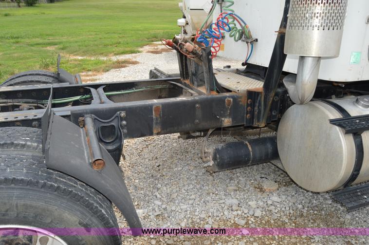 image for item H2779 2000 International 9100i semi truck