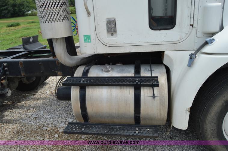 image for item H2779 2000 International 9100i semi truck