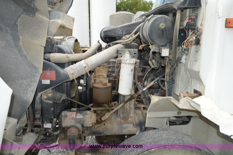 image for item H2779 2000 International 9100i semi truck