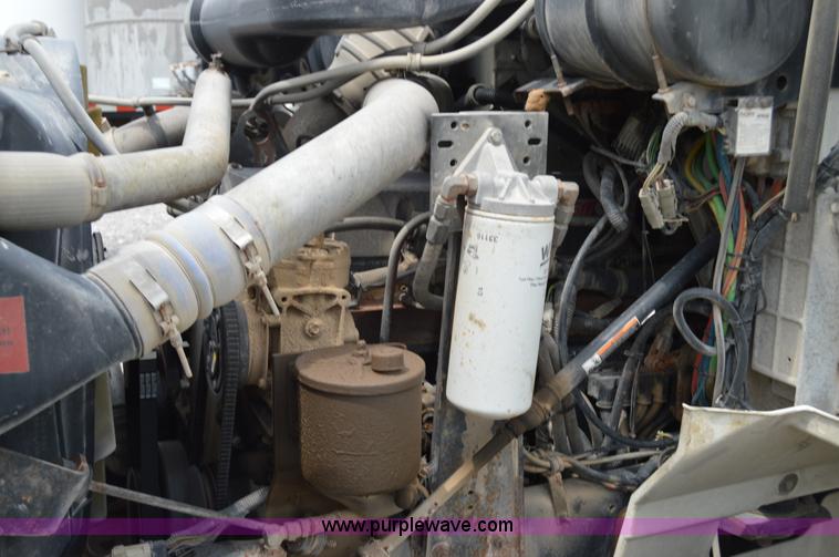 image for item H2779 2000 International 9100i semi truck