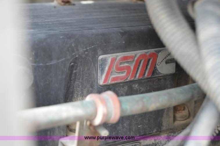 image for item H2779 2000 International 9100i semi truck