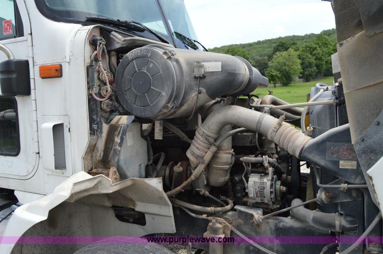 image for item H2779 2000 International 9100i semi truck