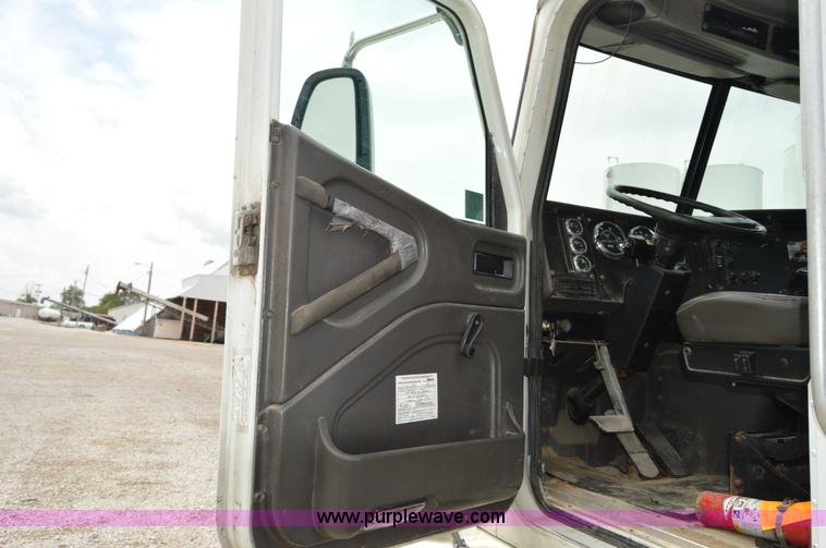 image for item H2779 2000 International 9100i semi truck