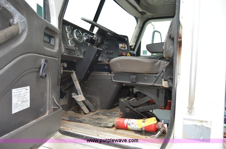 image for item H2779 2000 International 9100i semi truck