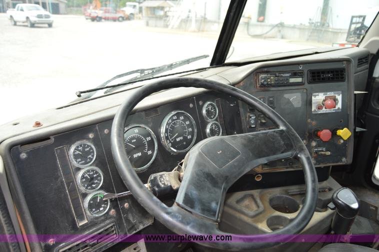 image for item H2779 2000 International 9100i semi truck