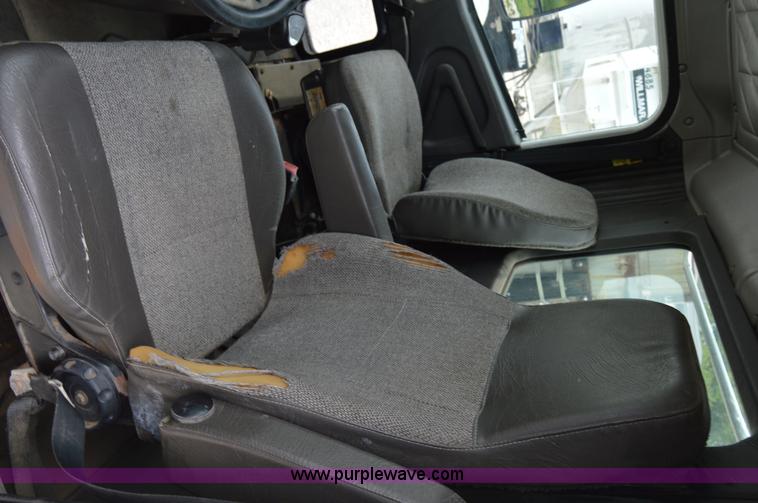 image for item H2779 2000 International 9100i semi truck