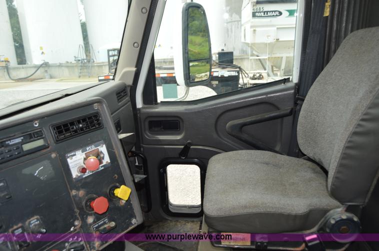 image for item H2779 2000 International 9100i semi truck