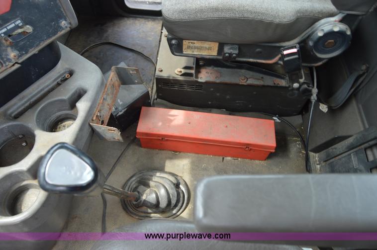 image for item H2779 2000 International 9100i semi truck