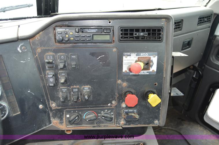 image for item H2779 2000 International 9100i semi truck