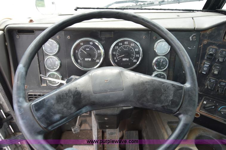 image for item H2779 2000 International 9100i semi truck