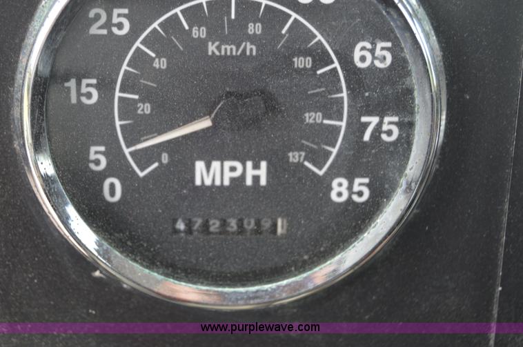 image for item H2779 2000 International 9100i semi truck