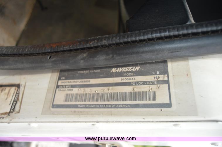 image for item H2779 2000 International 9100i semi truck