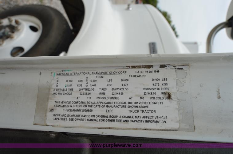 image for item H2779 2000 International 9100i semi truck