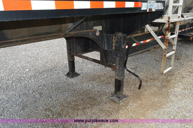 image for item H2780 2008 B&B trailer with Willmar tender