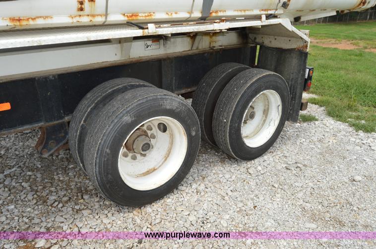 image for item H2780 2008 B&B trailer with Willmar tender