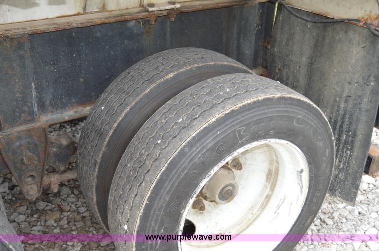 image for item H2780 2008 B&B trailer with Willmar tender