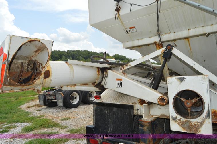 image for item H2780 2008 B&B trailer with Willmar tender