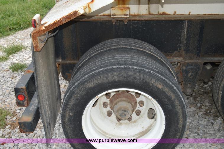 image for item H2780 2008 B&B trailer with Willmar tender