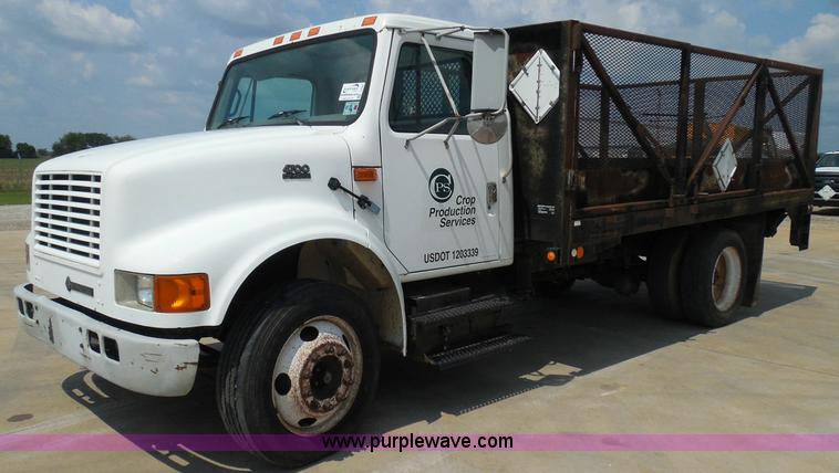 image for item I3383 2000 International 4700 Lo-Profile flatbed truck