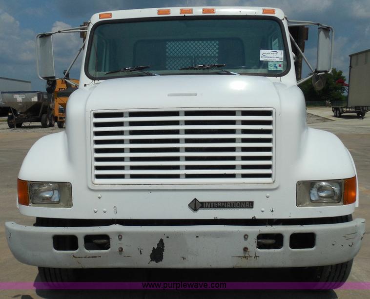 image for item I3383 2000 International 4700 Lo-Profile flatbed truck