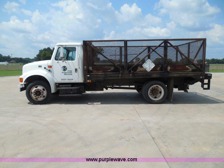 image for item I3383 2000 International 4700 Lo-Profile flatbed truck
