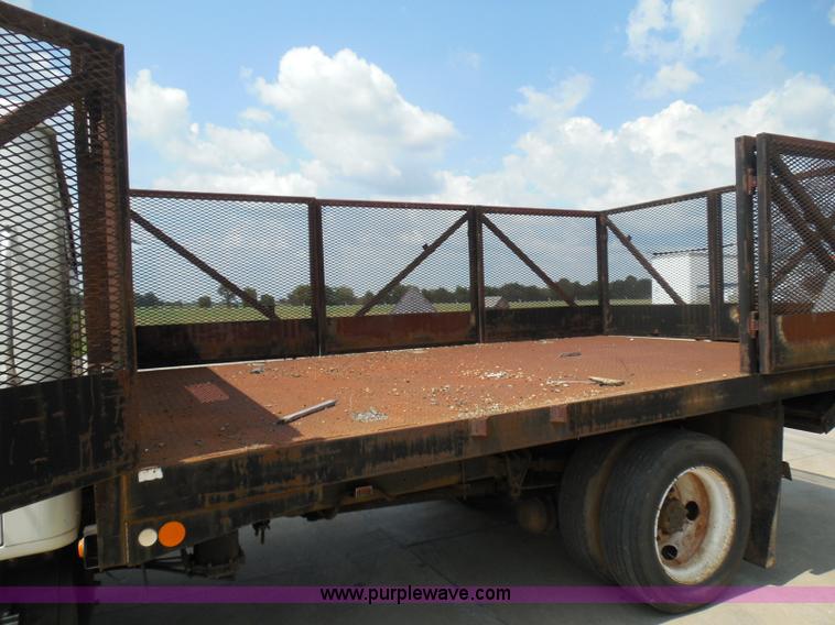 image for item I3383 2000 International 4700 Lo-Profile flatbed truck