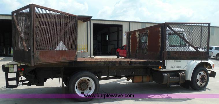image for item I3383 2000 International 4700 Lo-Profile flatbed truck