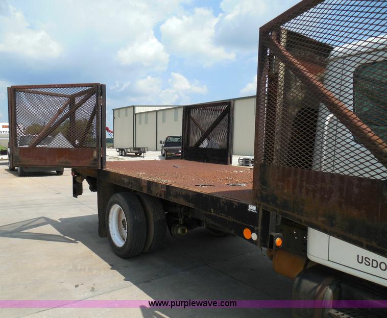 image for item I3383 2000 International 4700 Lo-Profile flatbed truck