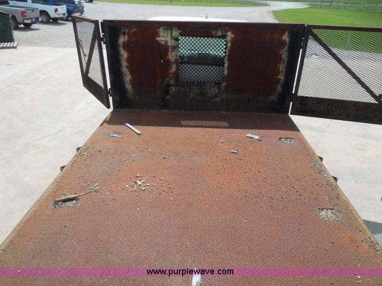 image for item I3383 2000 International 4700 Lo-Profile flatbed truck