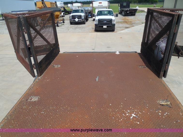 image for item I3383 2000 International 4700 Lo-Profile flatbed truck