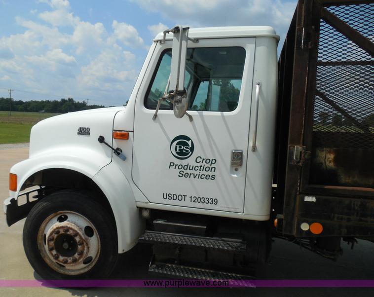 image for item I3383 2000 International 4700 Lo-Profile flatbed truck
