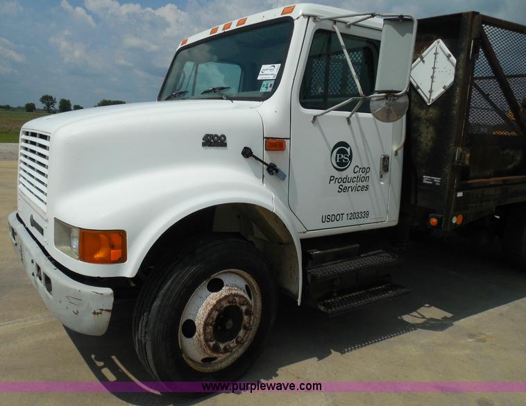 image for item I3383 2000 International 4700 Lo-Profile flatbed truck