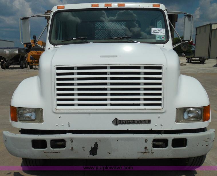 image for item I3383 2000 International 4700 Lo-Profile flatbed truck