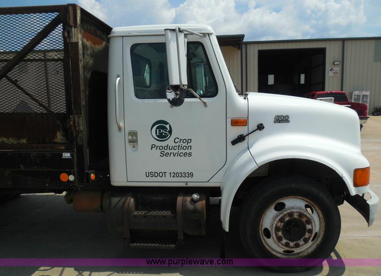 image for item I3383 2000 International 4700 Lo-Profile flatbed truck