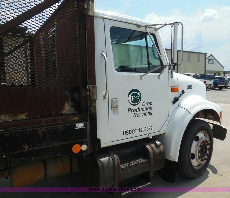 image for item I3383 2000 International 4700 Lo-Profile flatbed truck