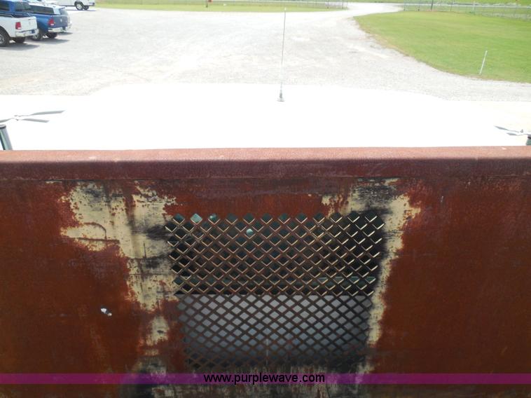 image for item I3383 2000 International 4700 Lo-Profile flatbed truck