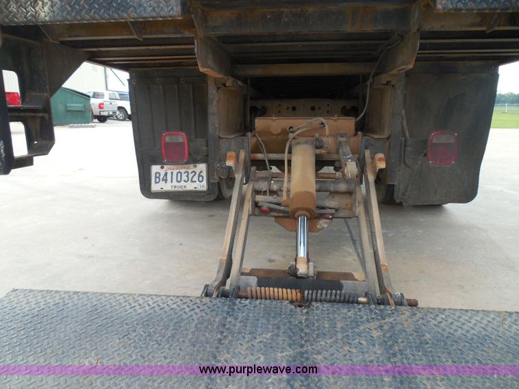 image for item I3383 2000 International 4700 Lo-Profile flatbed truck