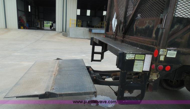 image for item I3383 2000 International 4700 Lo-Profile flatbed truck