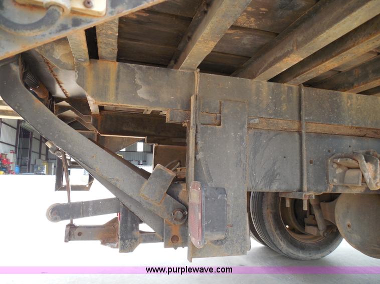 image for item I3383 2000 International 4700 Lo-Profile flatbed truck