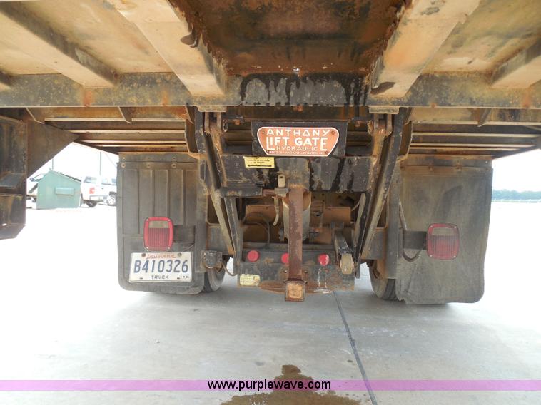 image for item I3383 2000 International 4700 Lo-Profile flatbed truck