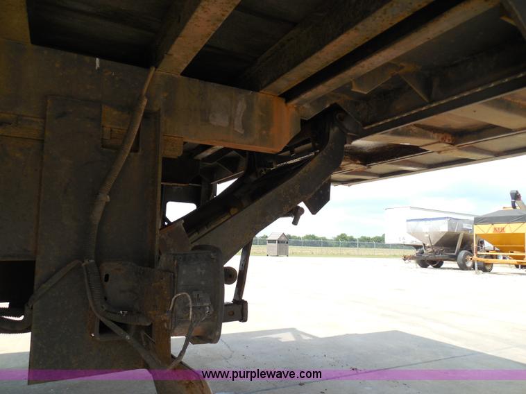 image for item I3383 2000 International 4700 Lo-Profile flatbed truck